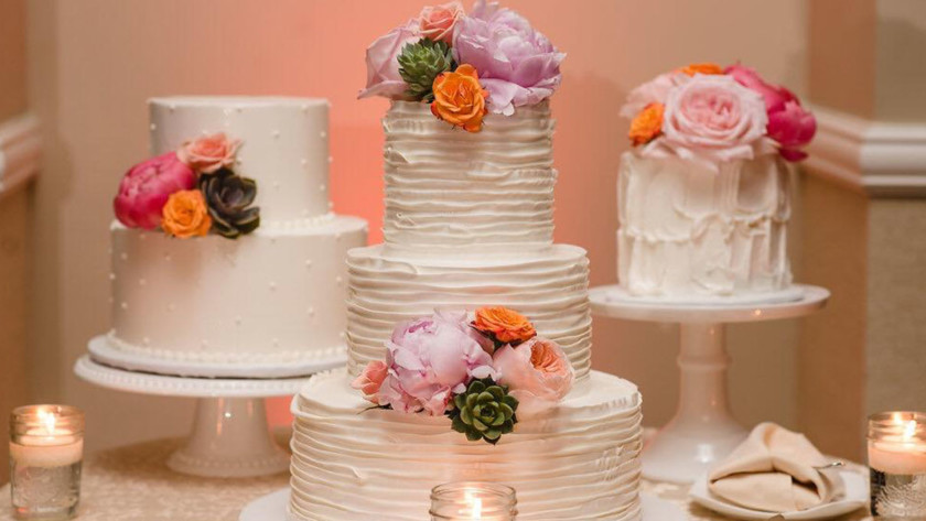 Dressing Up Your Wedding Cake with Fresh Florals