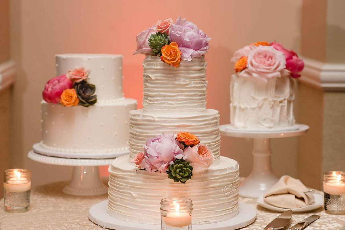 Dressing Up Your Wedding Cake with Fresh Florals